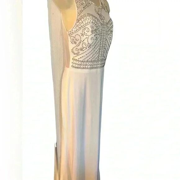 Glamorous Gown perfect for PROM - Picture 5 of 10